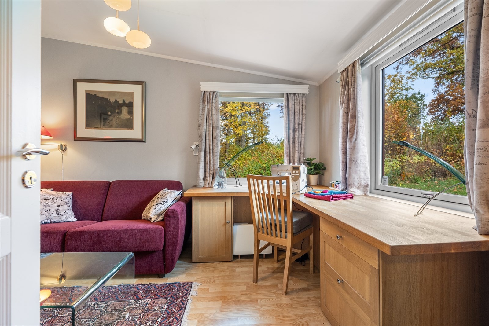 Et av boligens soverom har adkomst fra entréen. Galleribilde