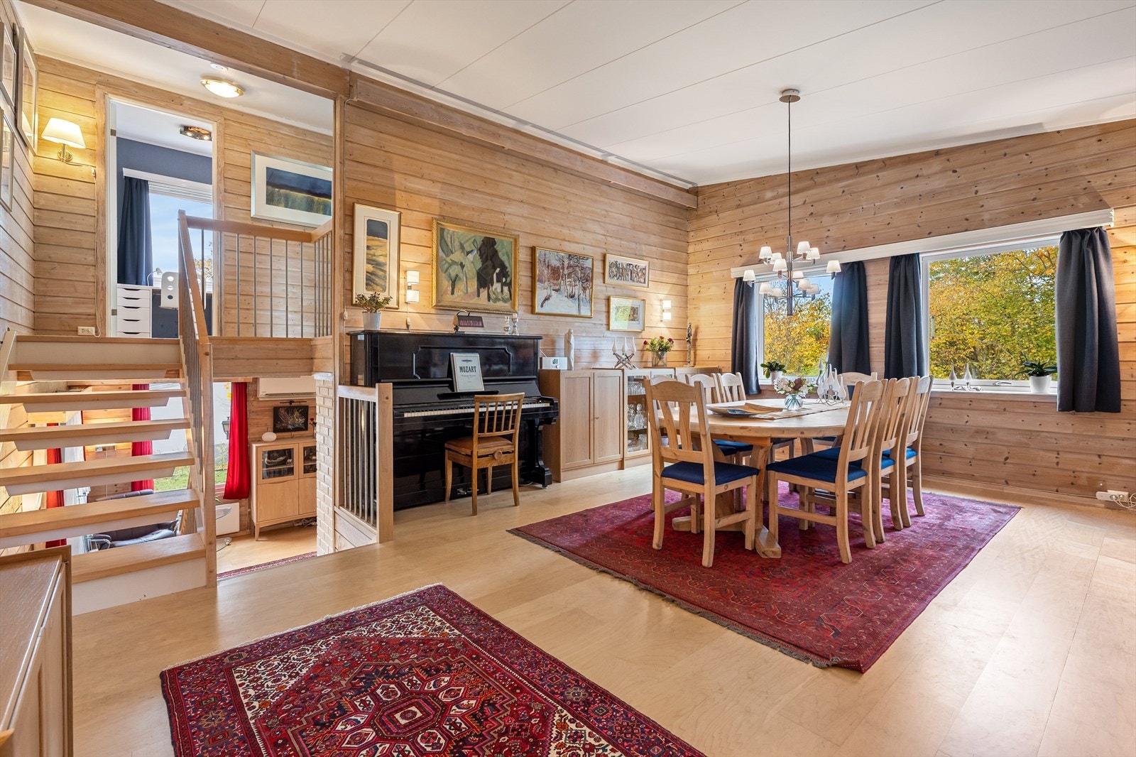 Videre inn kommer du til den store spisestuen. Galleribilde