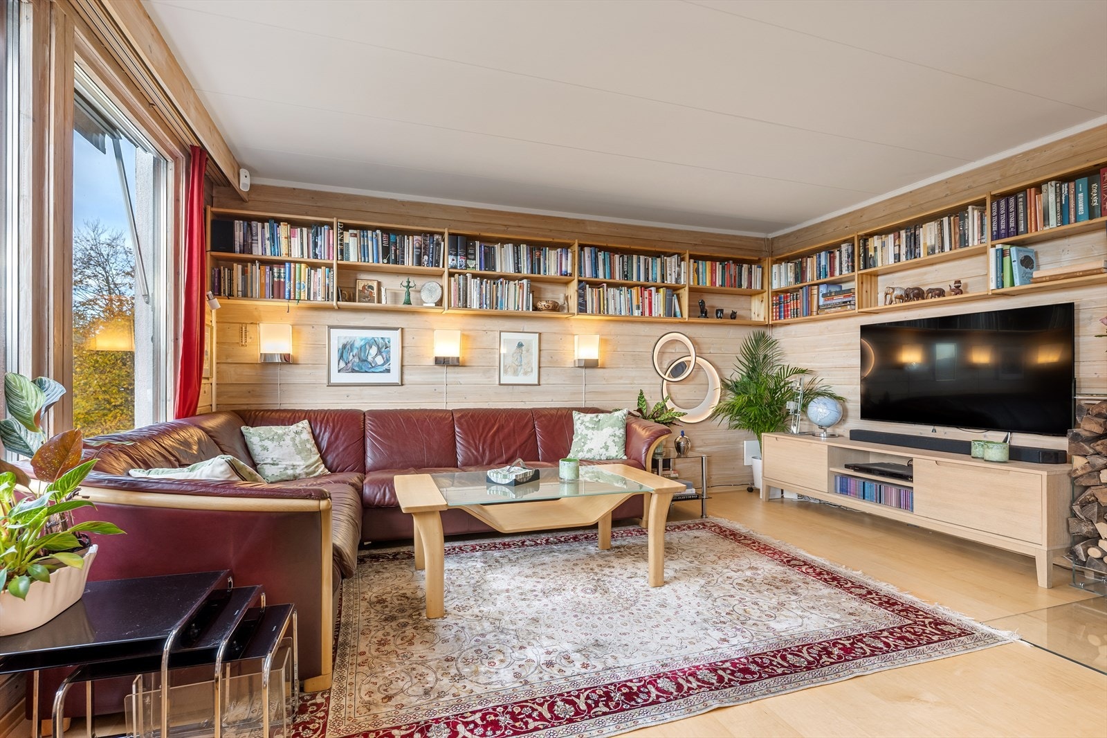 Store vindusflater sikrer godt med lys, og utvendige markiser gir mulighet for solskjerming. Galleribilde