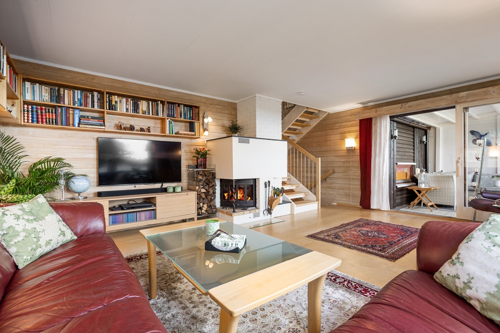 Rommet er utstyrt med en peisovn med glassdør, plassert på en ildfast plate. Peisinnsatsen ble fornyet i 2016, samme år som pipeløpet ble rehabilitert med innvendige stålrør. Galleribilde