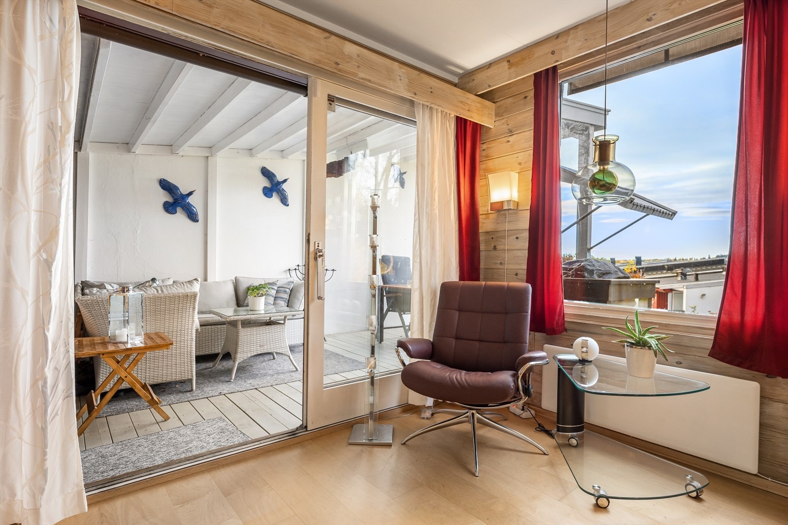 Fra stuen i underetasjen er det utgang til en veranda på 14 m². Galleribilde