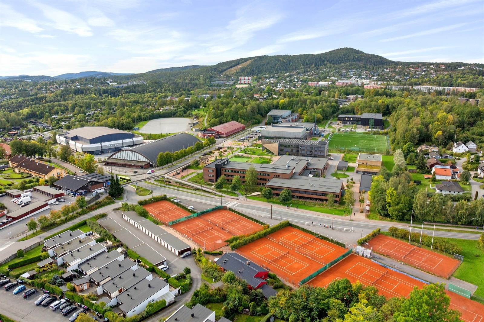 Risenga idrettspark med Askerhallen og tennishall ligger kun minutter unna. Galleribilde