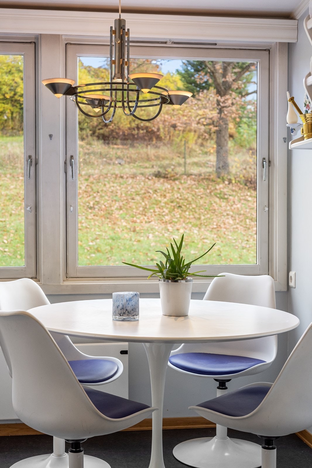 Vinduene på kjøkkenet gir godt med naturlig lysinnslipp. Galleribilde