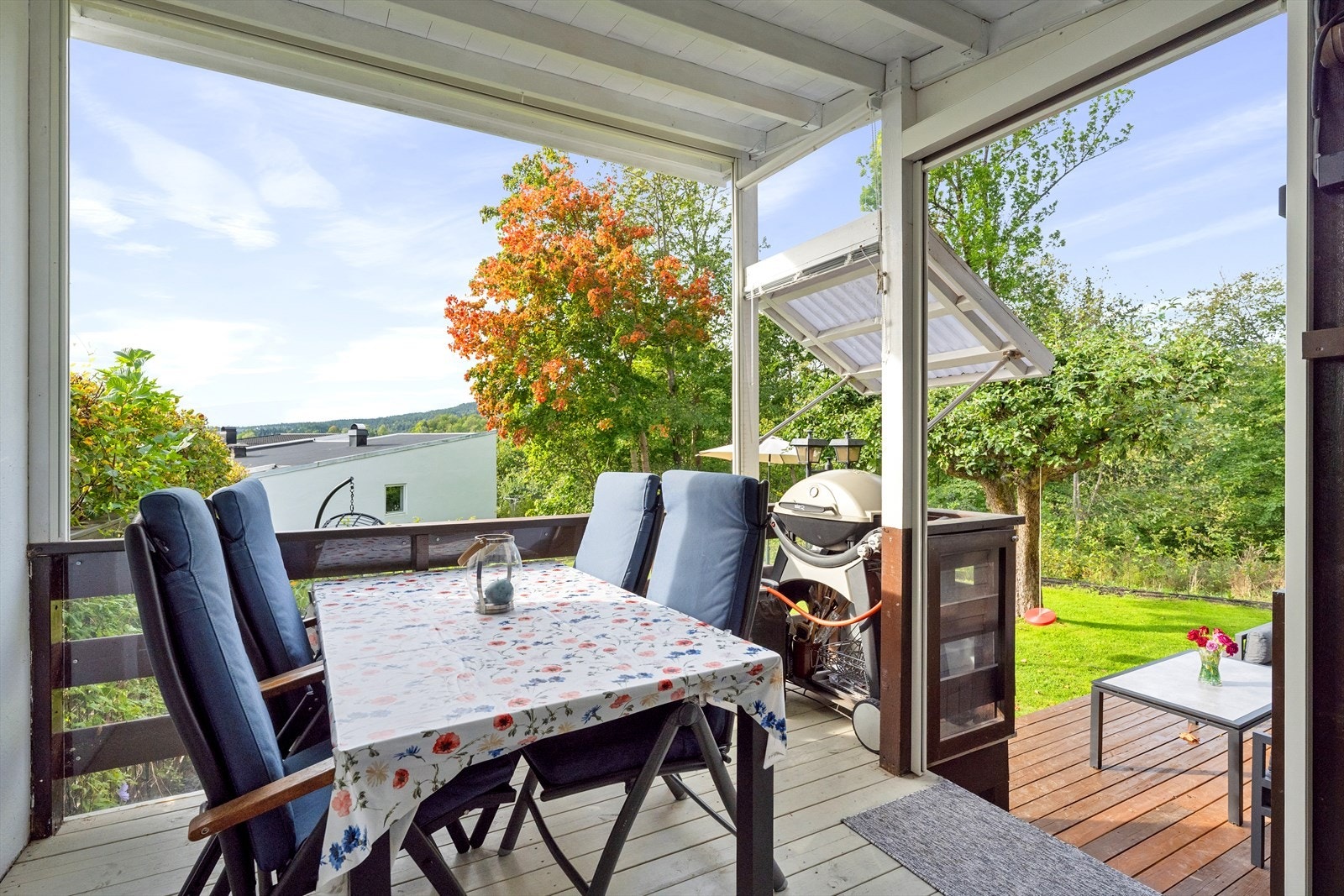 Verandaen har god plass til en utendørs spiseplass og er utstyrt med zipscreen og markiser. Galleribilde