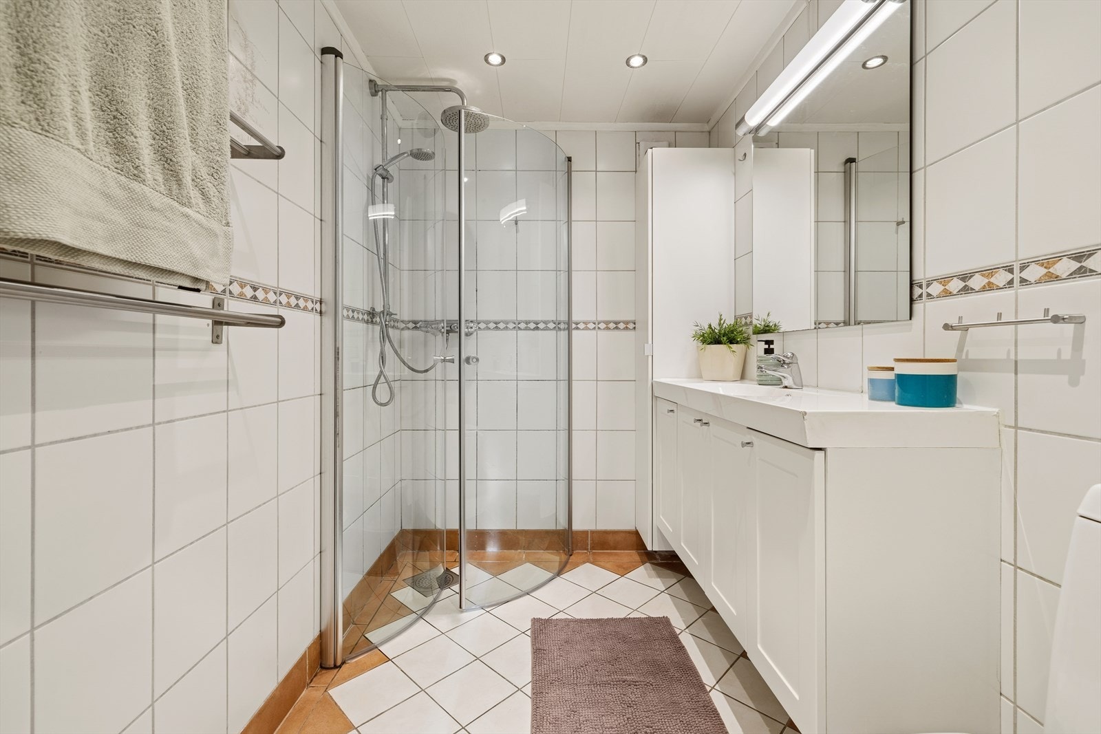 Badet i første etasje ble bygget i 2005 og har flislagte overflater med behagelig gulvvarme. Galleribilde