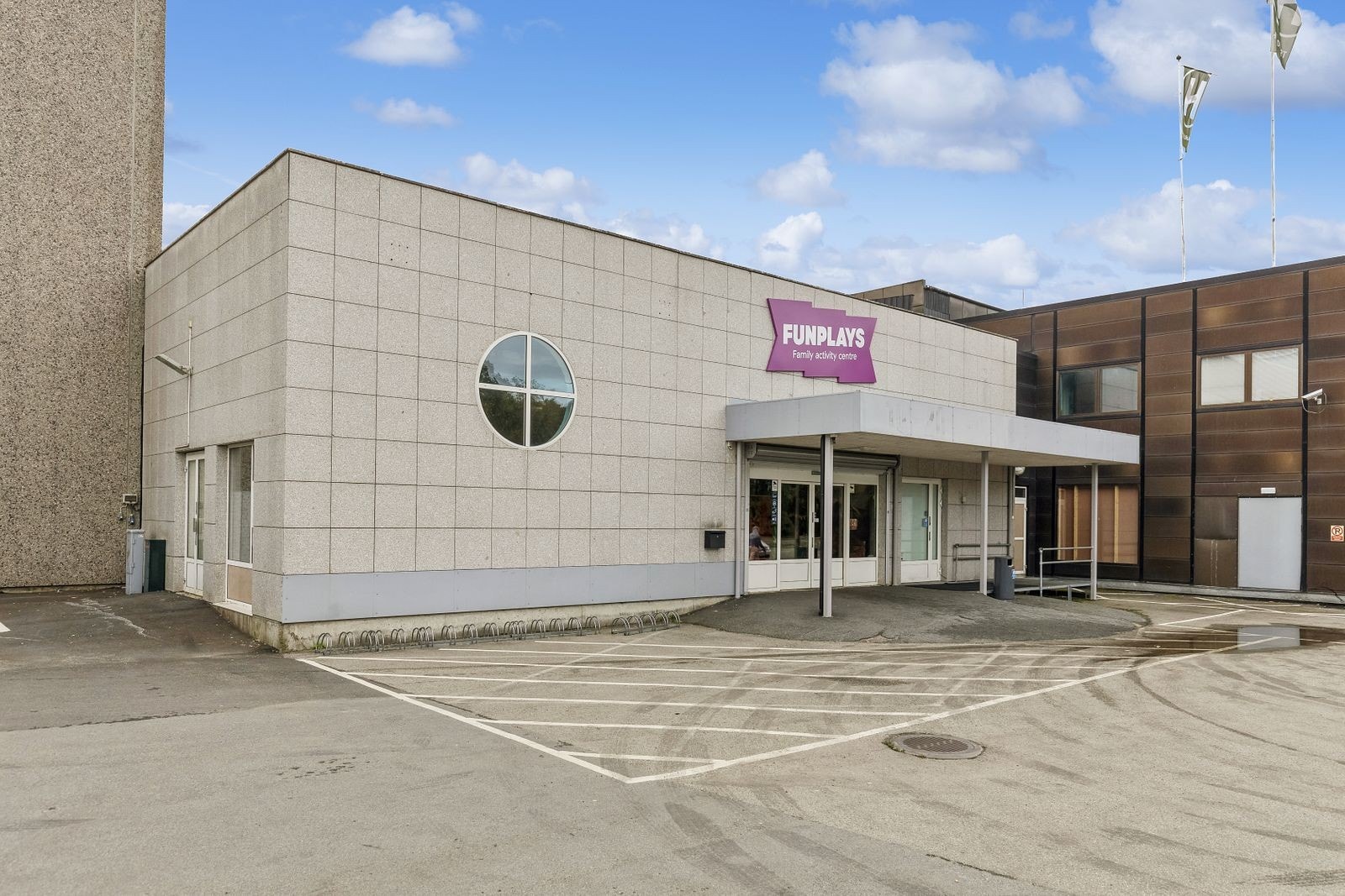 I Vestby finner du Norges største innendørs lekeland - et enormt univers med trampoliner, klatrestativer, sklier, ballbinger og massevis av spennende aktiviteter for barn i alle aldre. Galleribilde