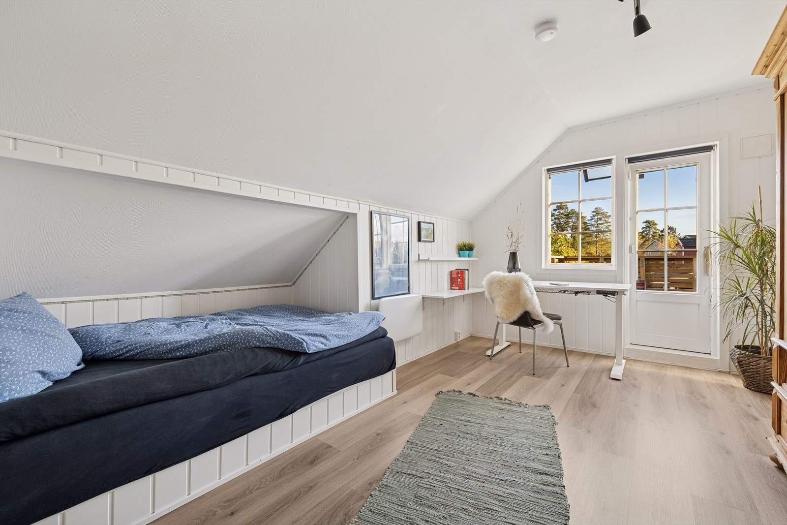 Det ene soverommet har utgang til en hyggelig balkong på ca. 3,1 kvm. Galleribilde