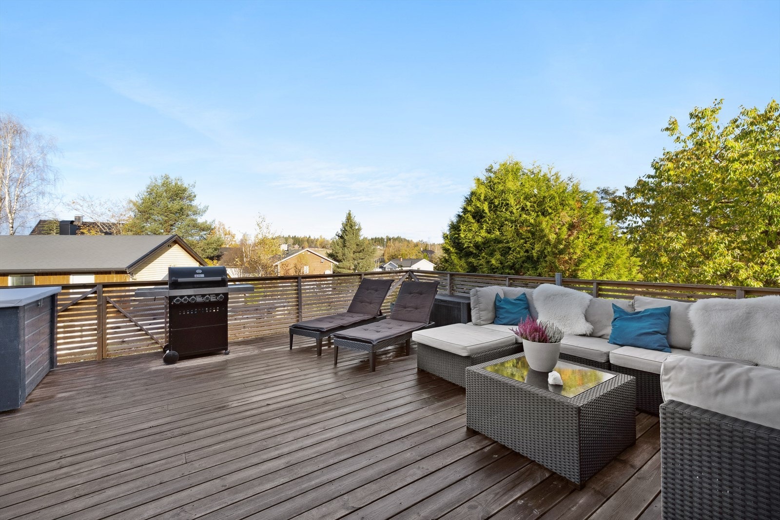 Terrassen byr på gode møbleringsmuligheter, med plass til flere sosiale soner. Galleribilde