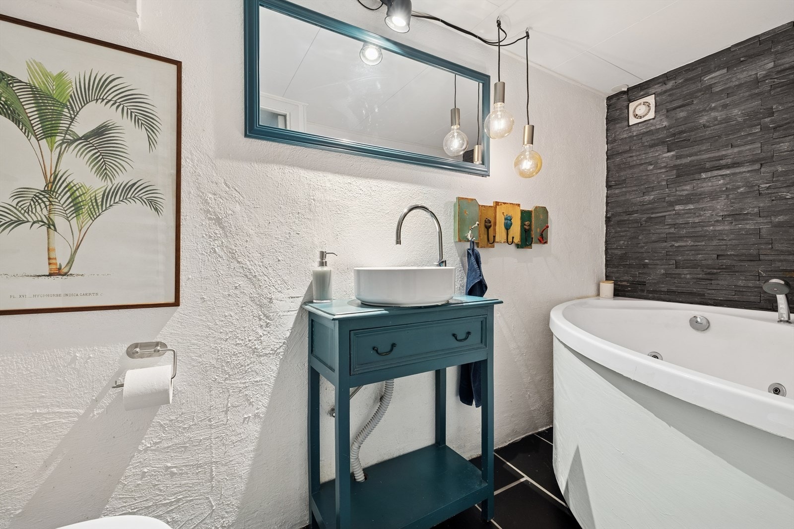 Badet i kjelleretasjen ble oppgradert i 2017, med flislagt gulv og gulvvarme. Veggene består hovedsakelig av malte murflater, med fliser i dusjhjørnet og malt panel på motsatt vegg. Galleribilde