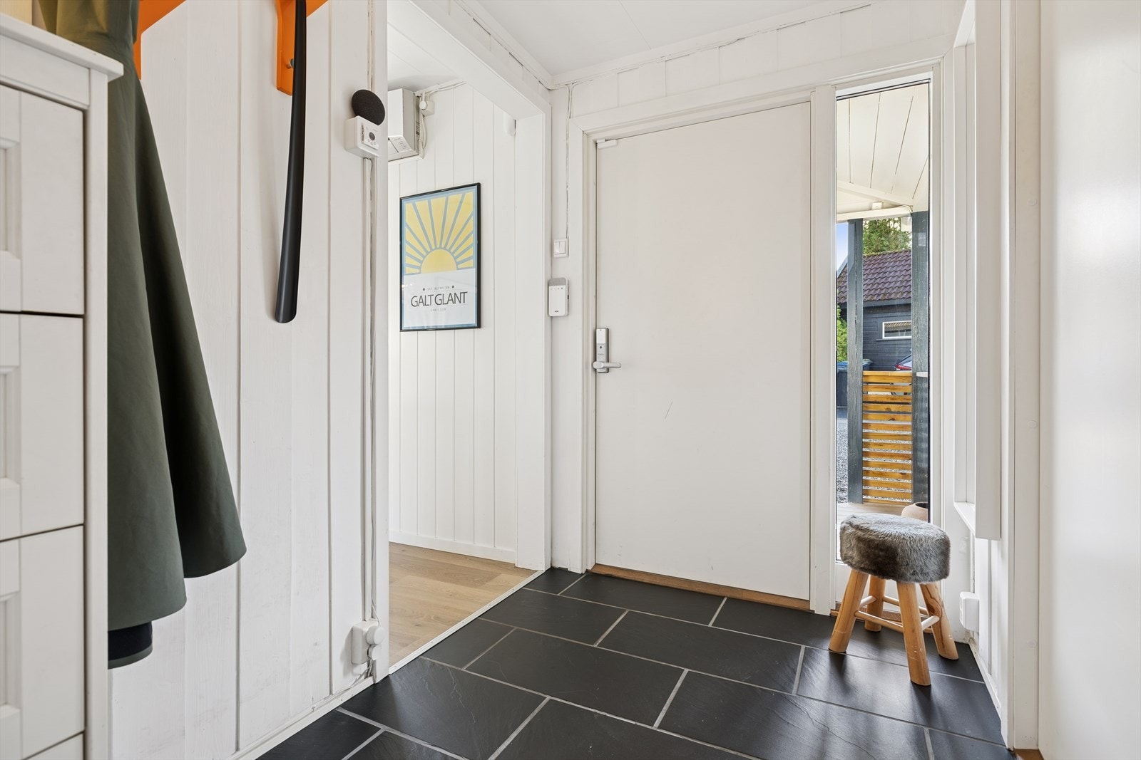 Entréen har flislagt gulv og god plass til yttertøy og oppbevaringsmøbler. Galleribilde