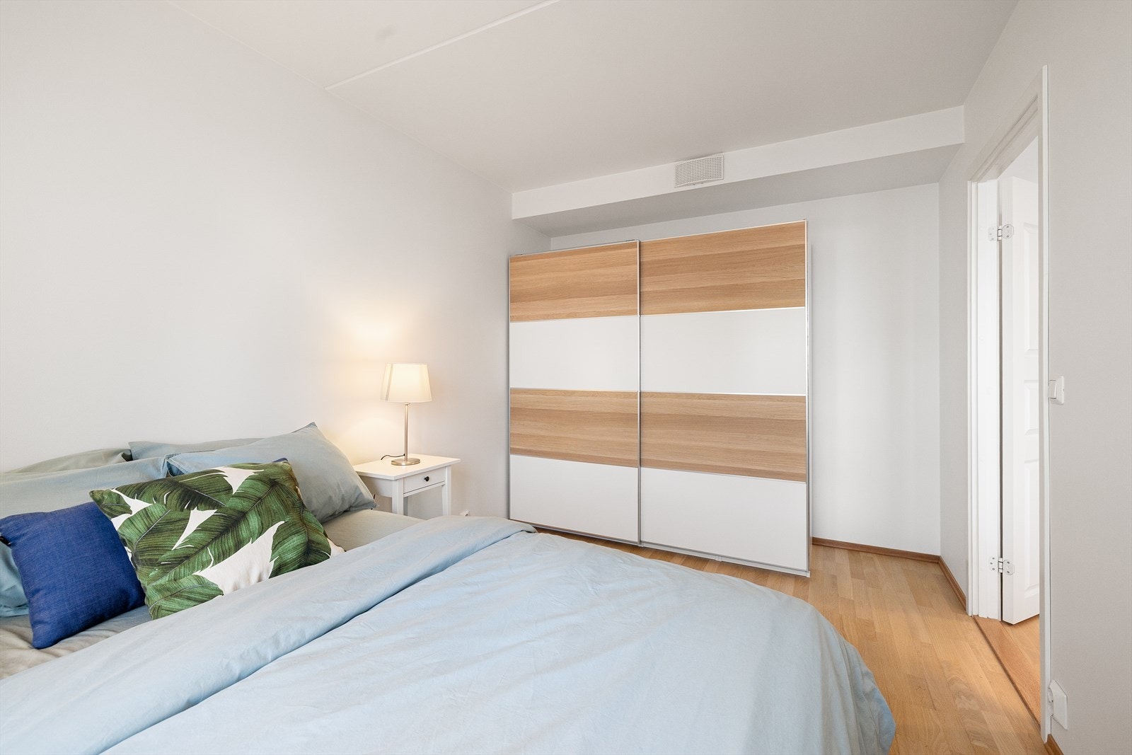 Det er godt med lagringsplass i skyvedørsgarderobe. Galleribilde