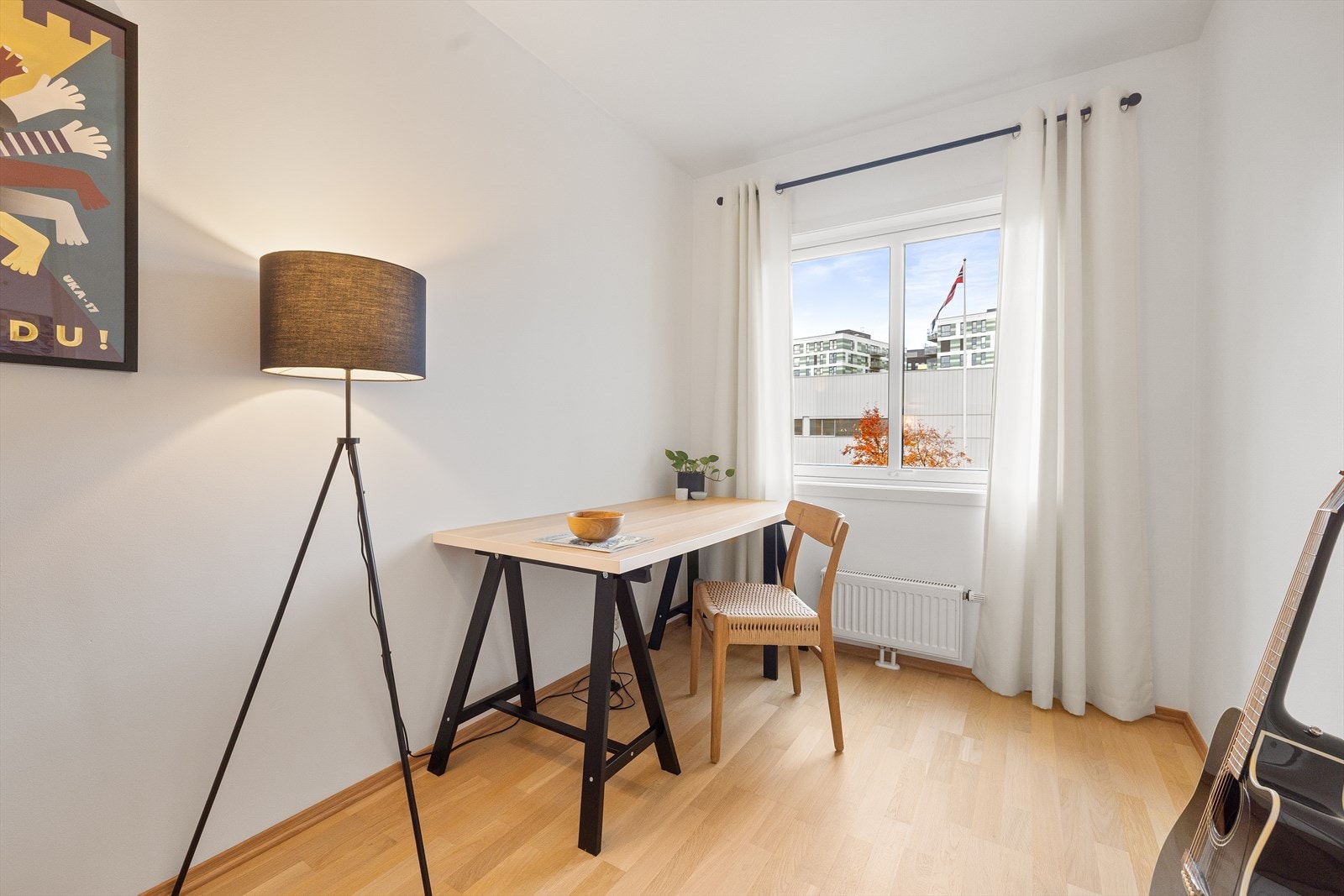 Her er det plass til seng, skrivepult og skap/kommode. Galleribilde
