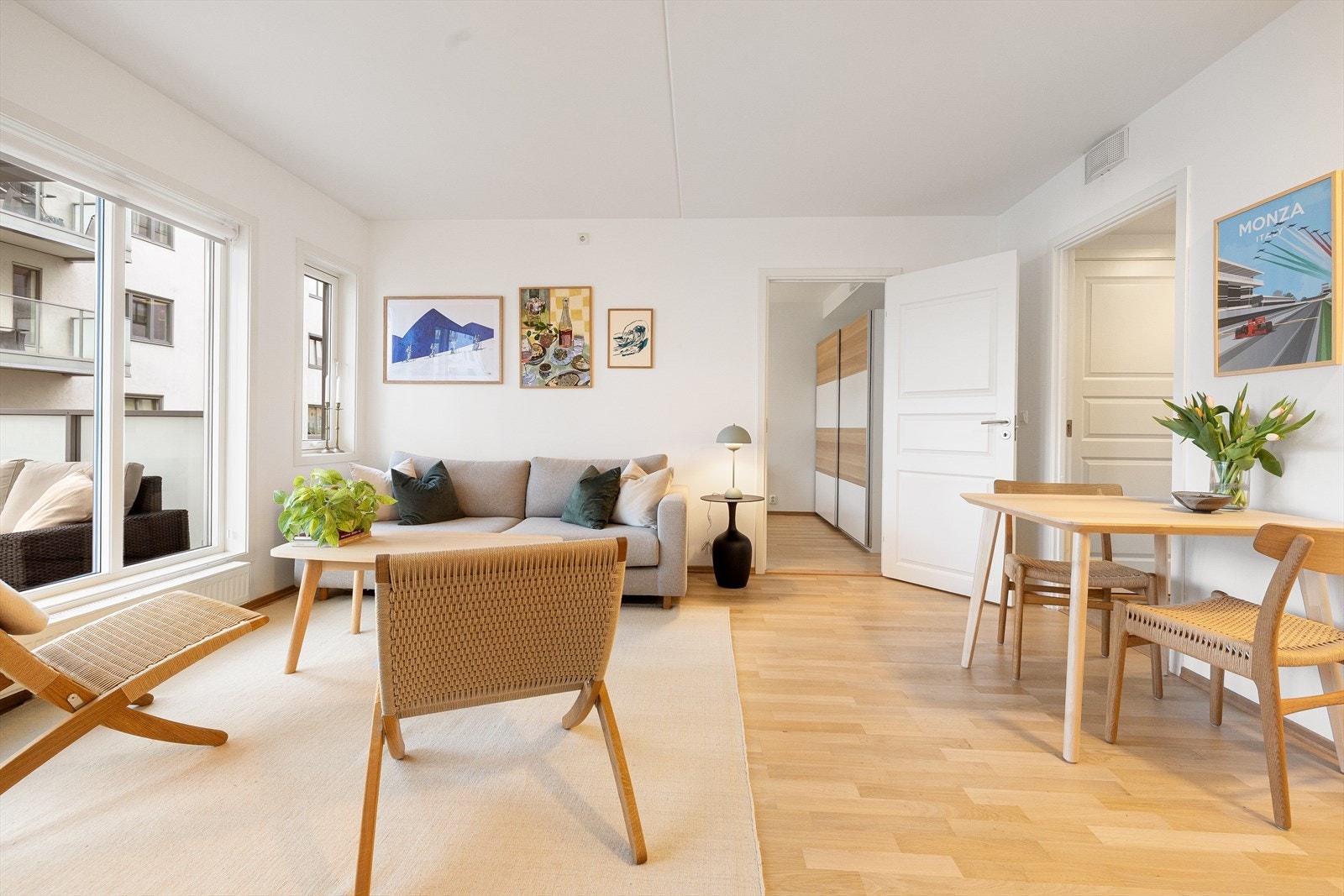 I stuen er det god plass til sofagruppe med tilhørende sofabord og tv-benk. Galleribilde