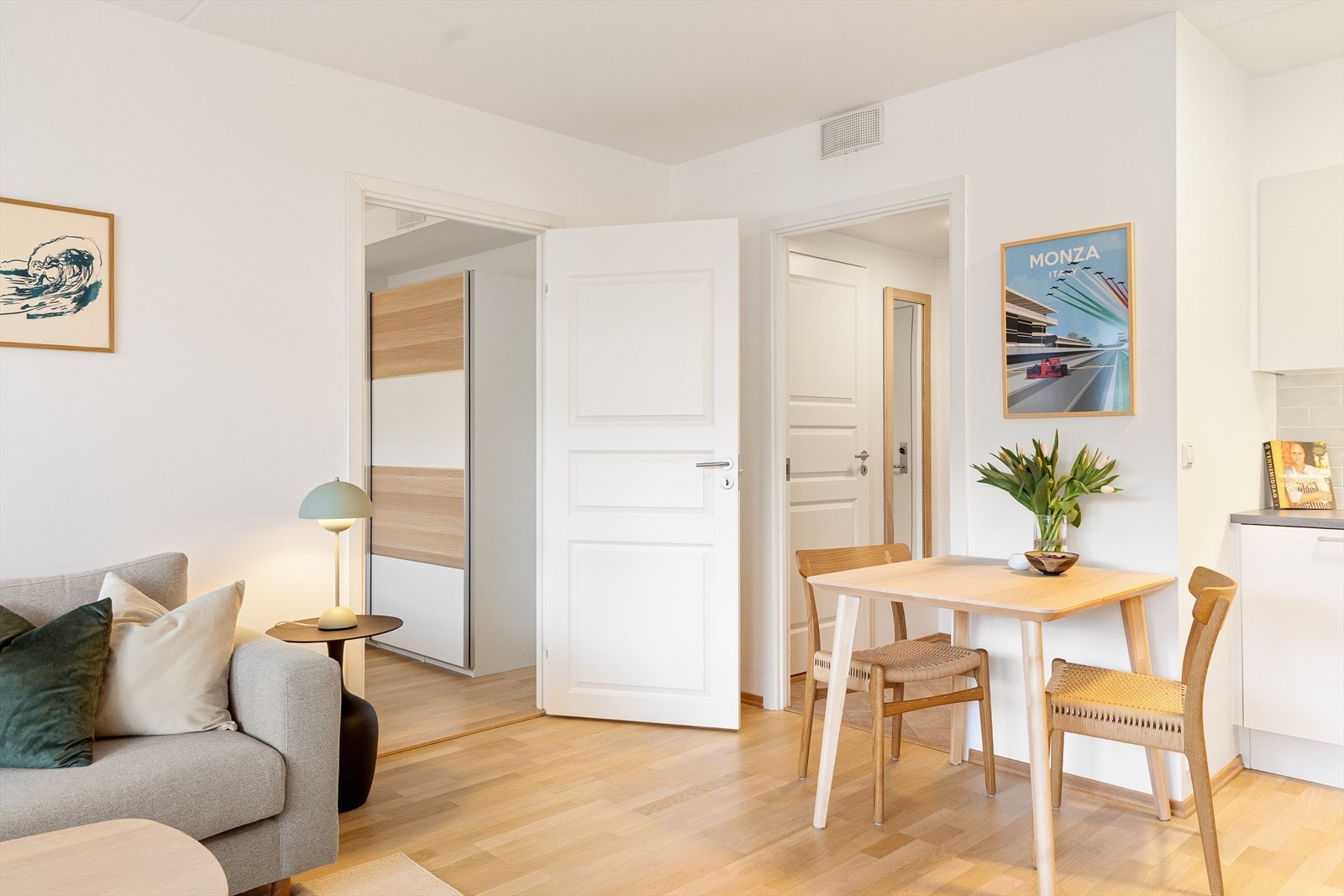 Ved kjøkkenet er det plass til spisebord. Galleribilde