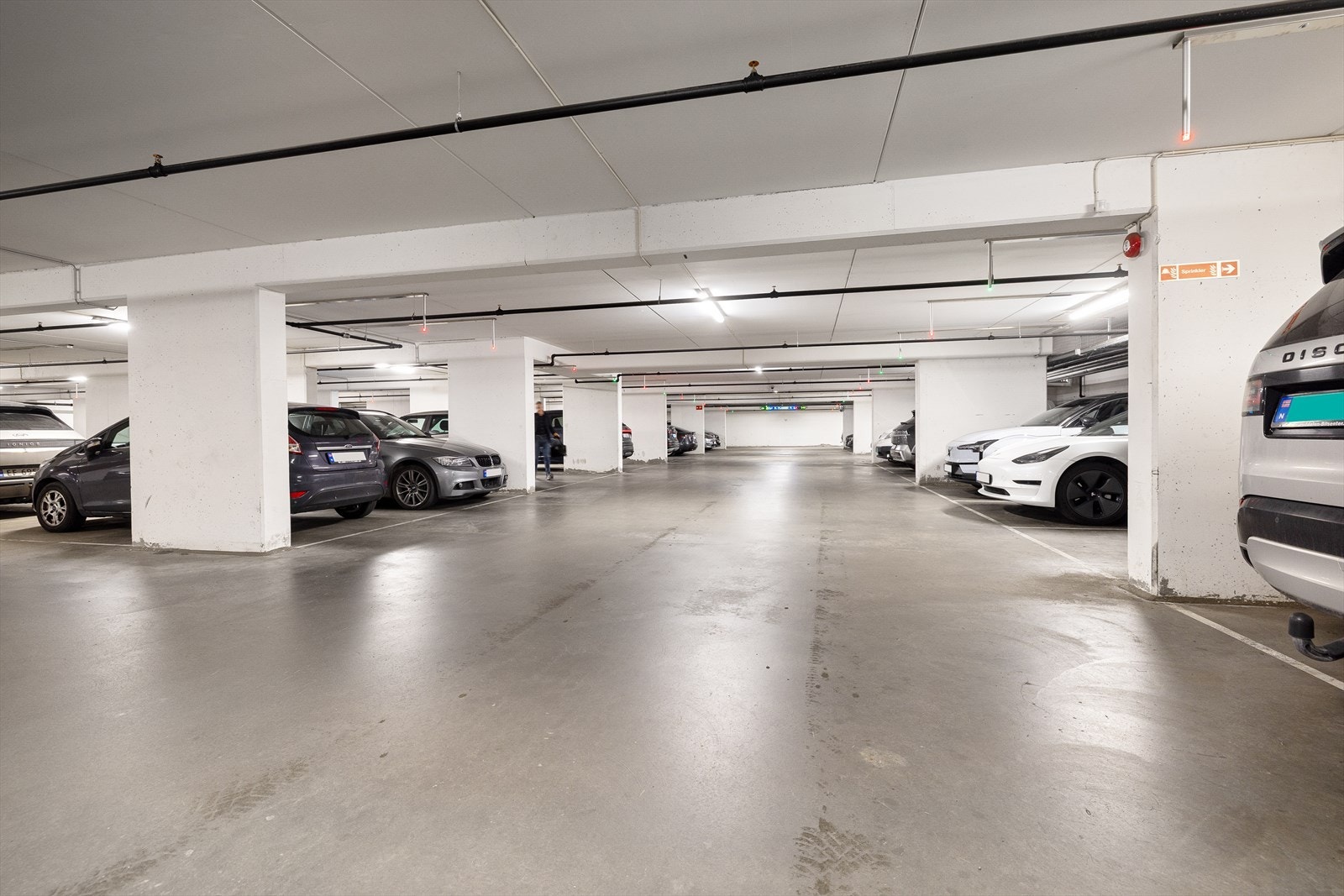 Denne leiligheten har rett til å leie garasjeplass i kjelleren. Galleribilde