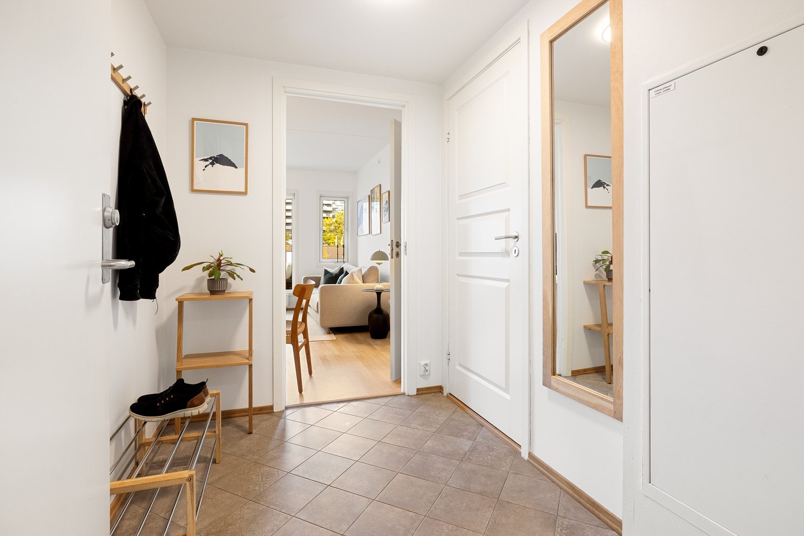 Det er plass til skohylle og knagger for praktisk oppbevaring av yttertøy. Galleribilde