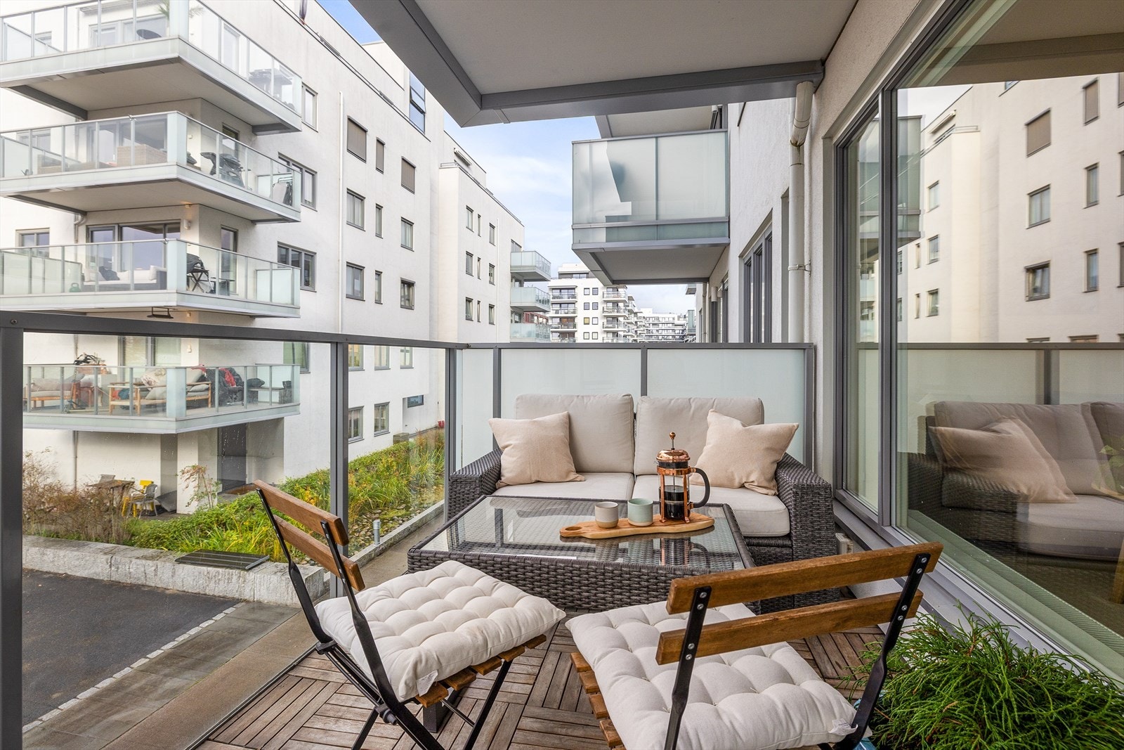 Fra stuen er det utgang til en solrik, vestvendt balkong på ca. 6 kvm Galleribilde