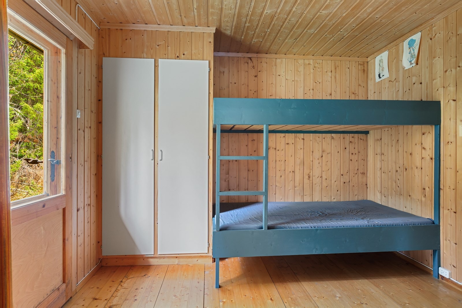 Hytta har tre soverom. Soverom 1 med køyeseng og plassbygd skap. Galleribilde