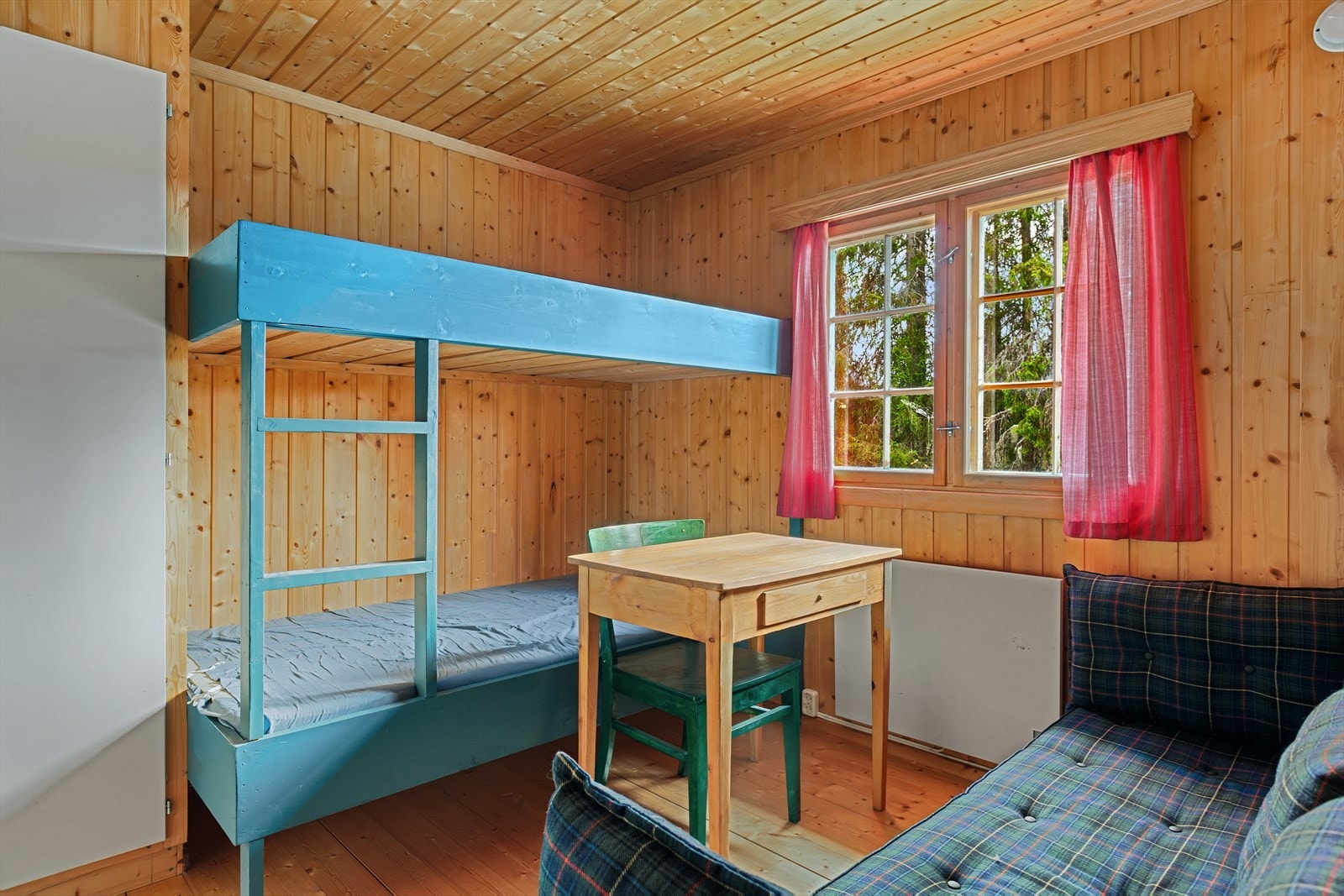 Soverom 3 innredet med køyeseng, sofa og plassbygd skap. Galleribilde