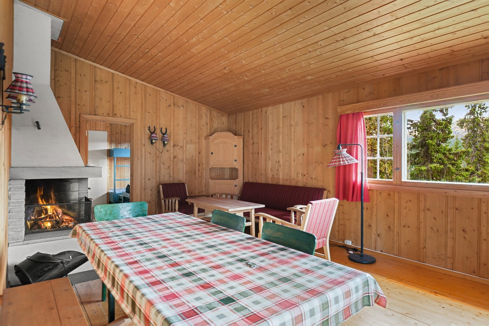 Skrående himling som gir en god takhøyde, samt vinduer som slipper inn godt med lys. Galleribilde