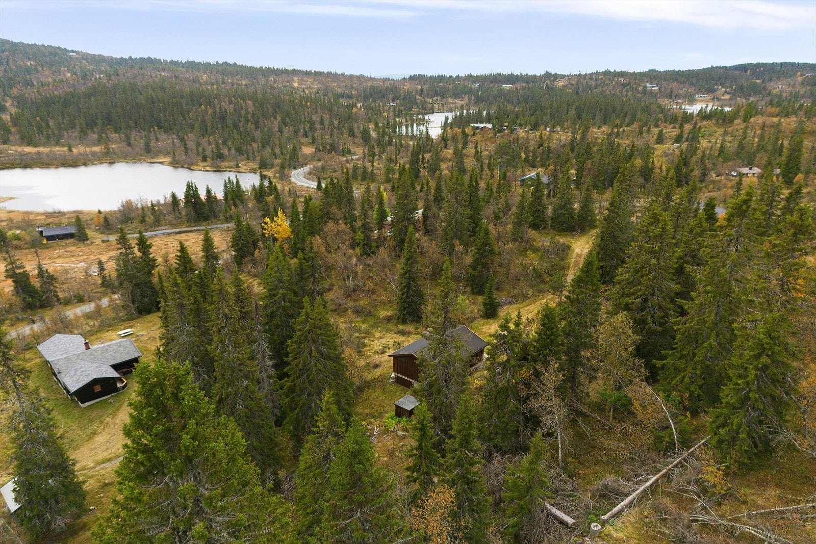 Eiendommen ligger rolig og skjermet til, med utsikt mot tjernet og gode solforhold. Galleribilde