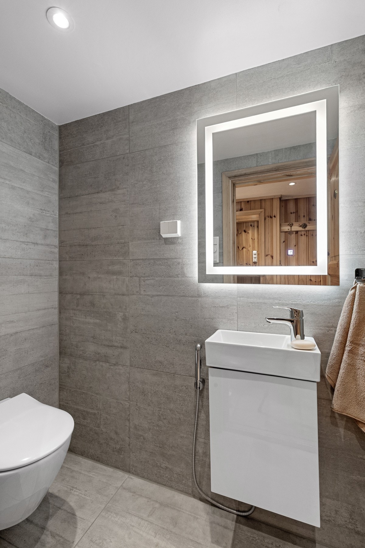 Flislagt wc fra 2019 med gulvvarme. Galleribilde