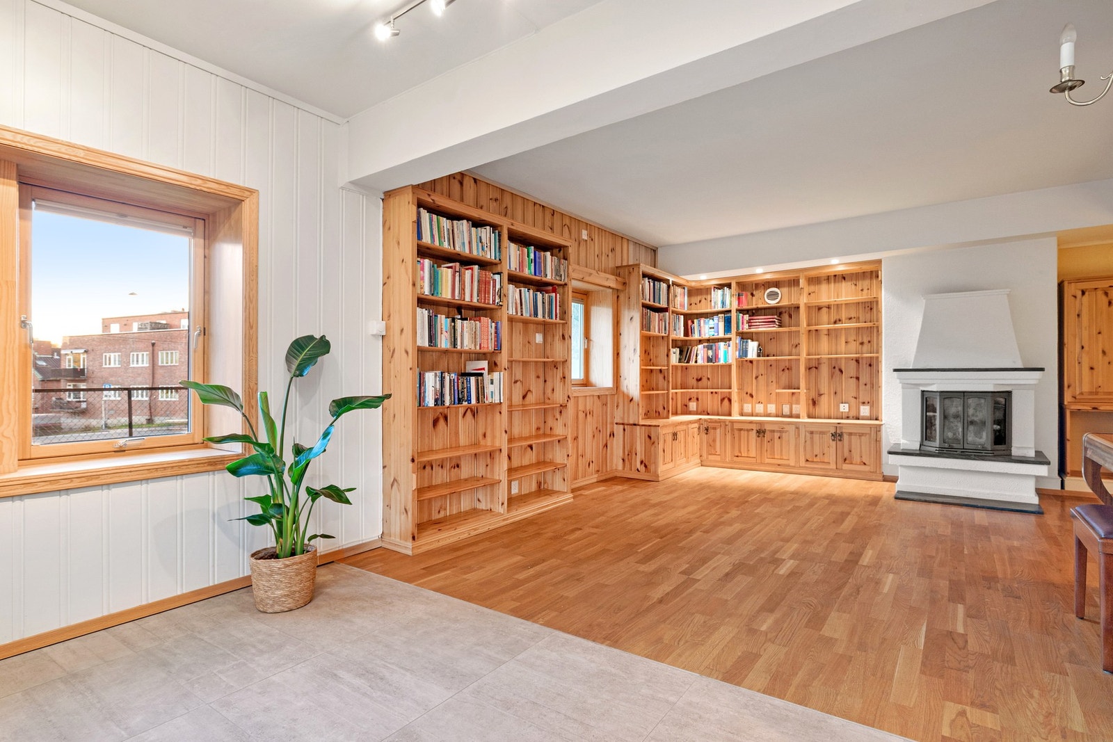 Peisestue i underetasje. Byggemeldt som bod. Galleribilde