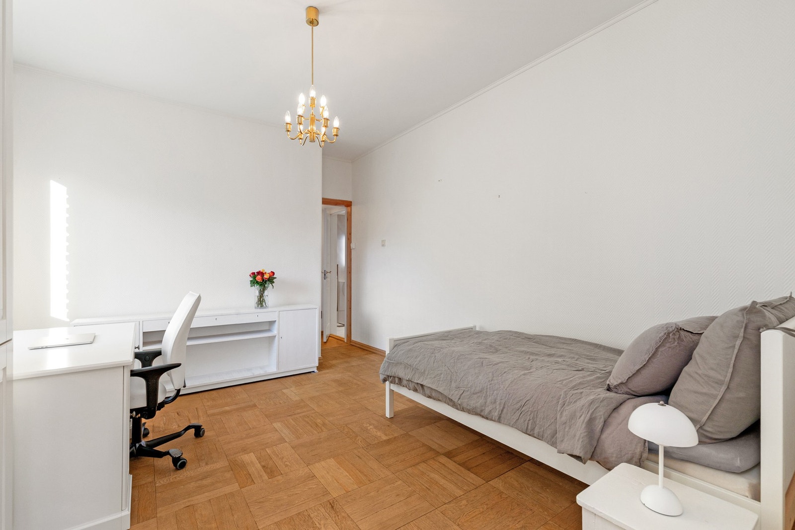 Romslig soverom med tilknytning til garderoberom. Galleribilde