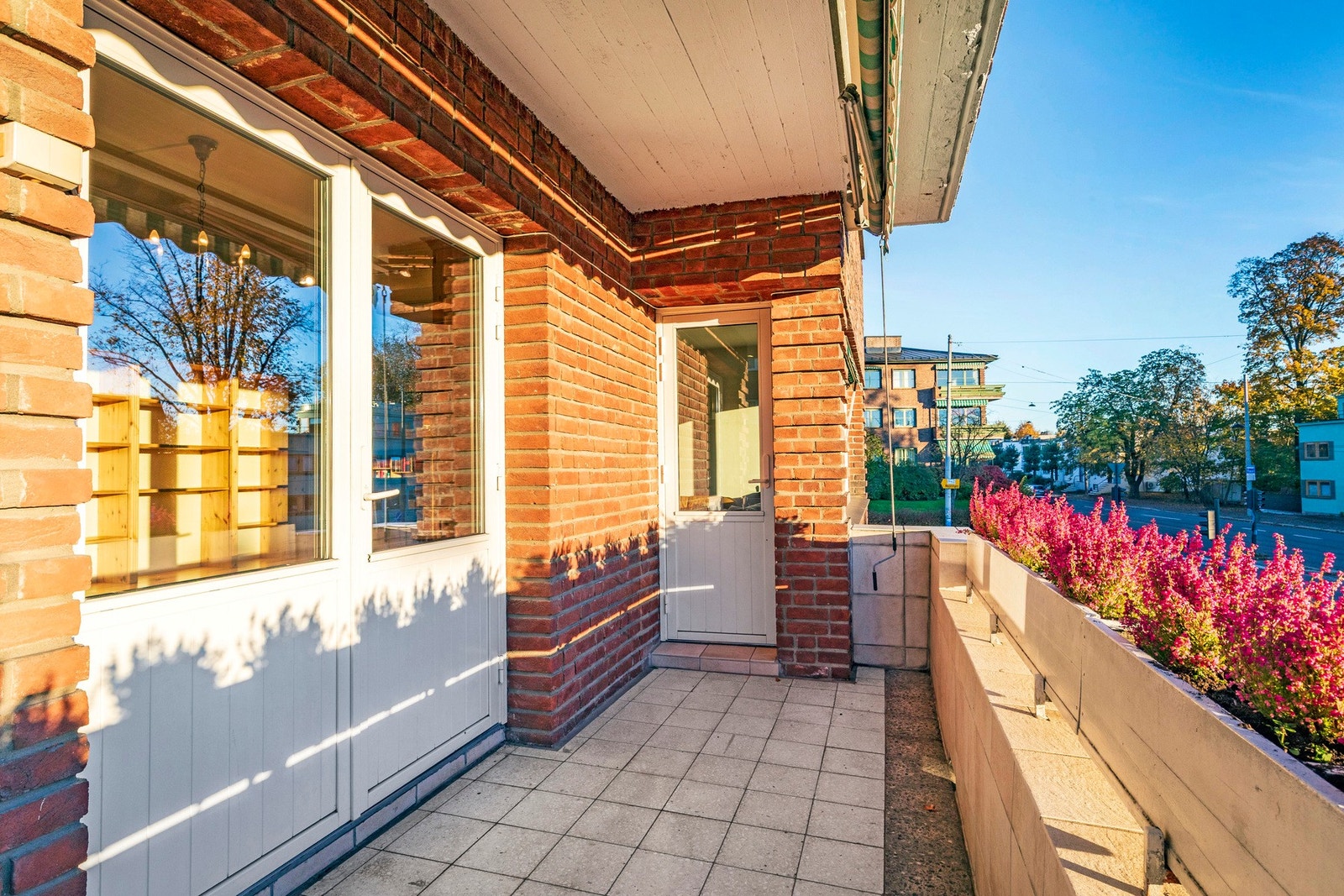 Sydvendt balkong på 9 kvm ut fra stue. Galleribilde