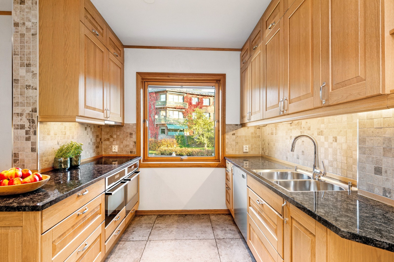 Kjøkkenet har to stekeovner, oppvaskmaskin, kjøleskap og fryseskap. Galleribilde