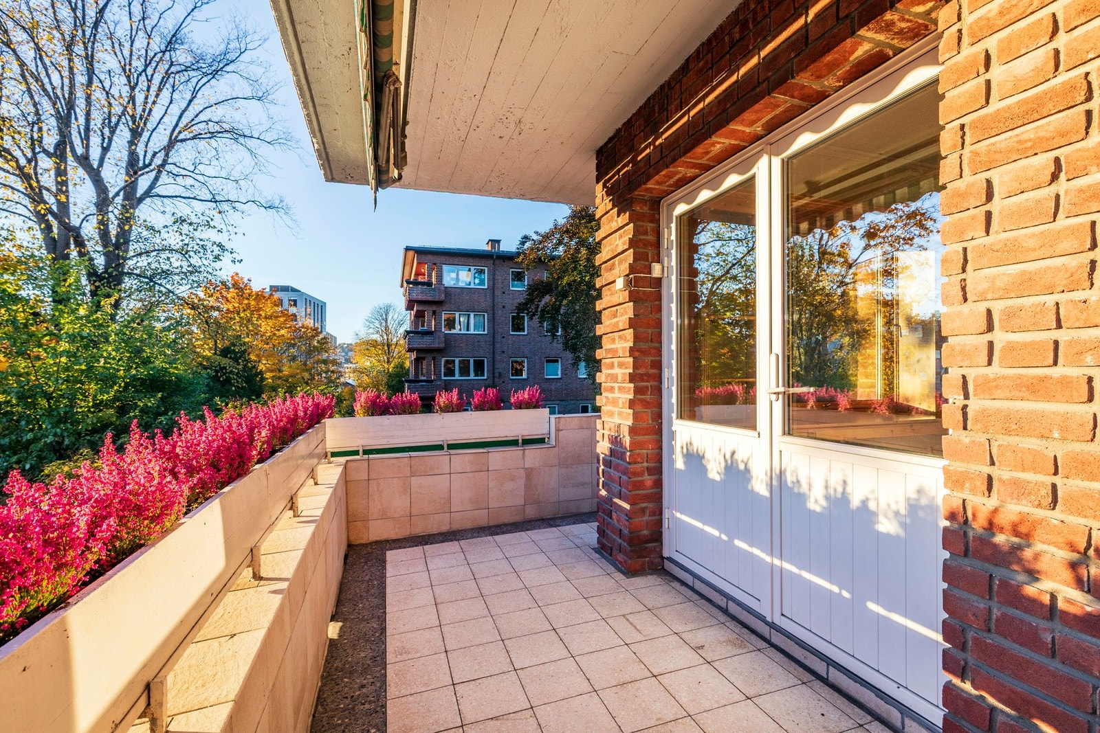 Sydvendt balkong ut fra stue. Galleribilde