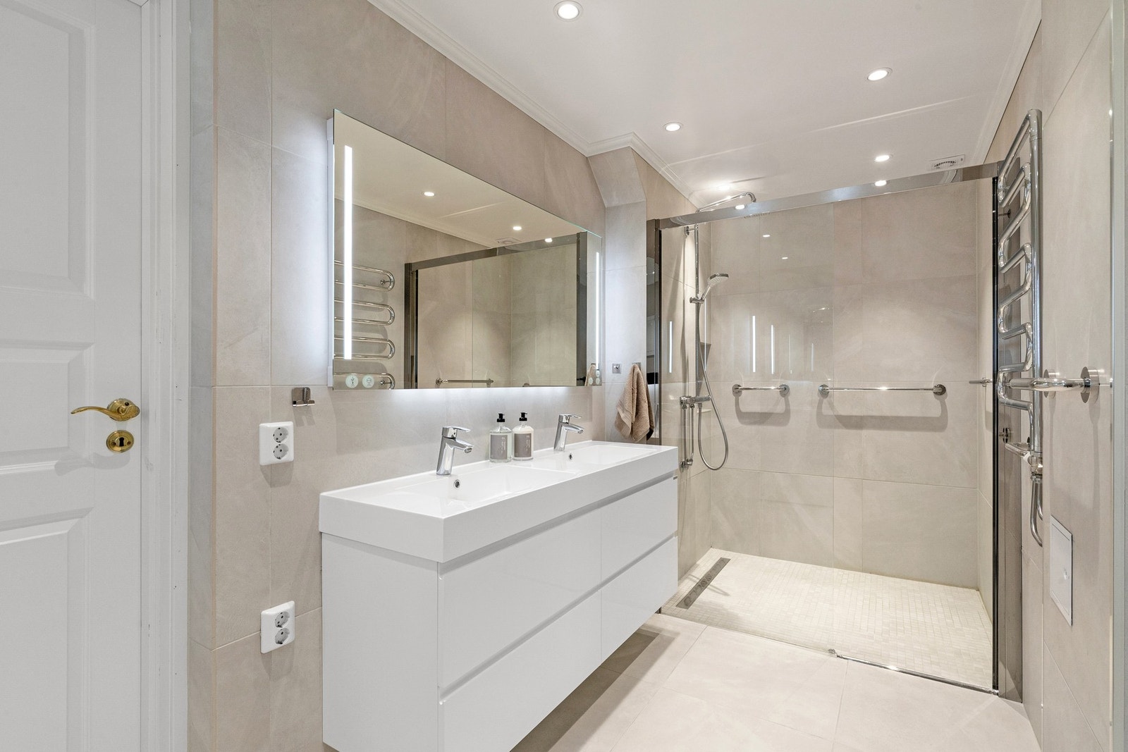 Flislagt bad fra 2019 med gulvvarme. Galleribilde