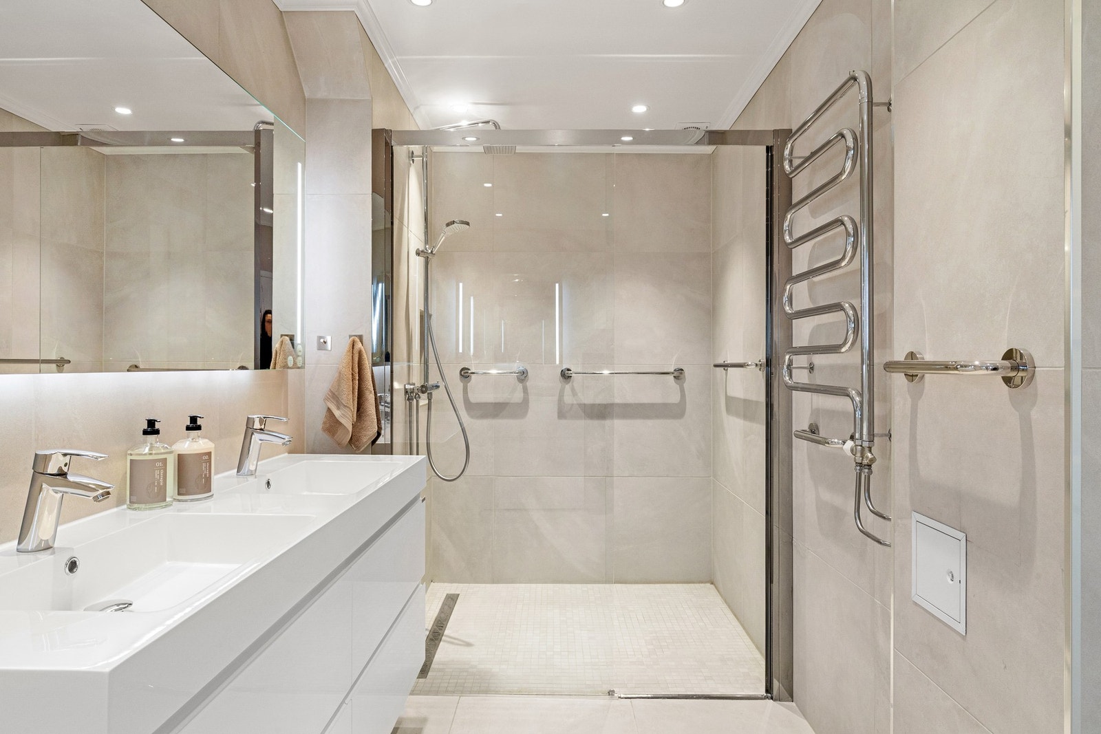 Badet har dobbeltservant og stor dusj. Galleribilde