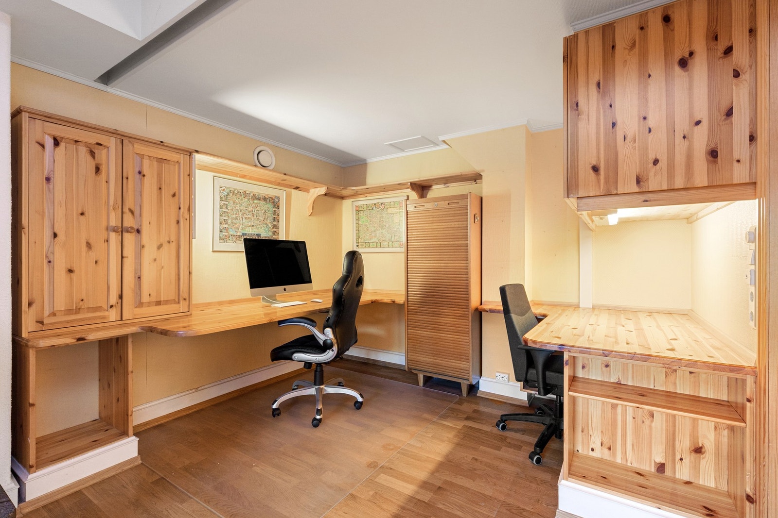 Kontorplass. Galleribilde