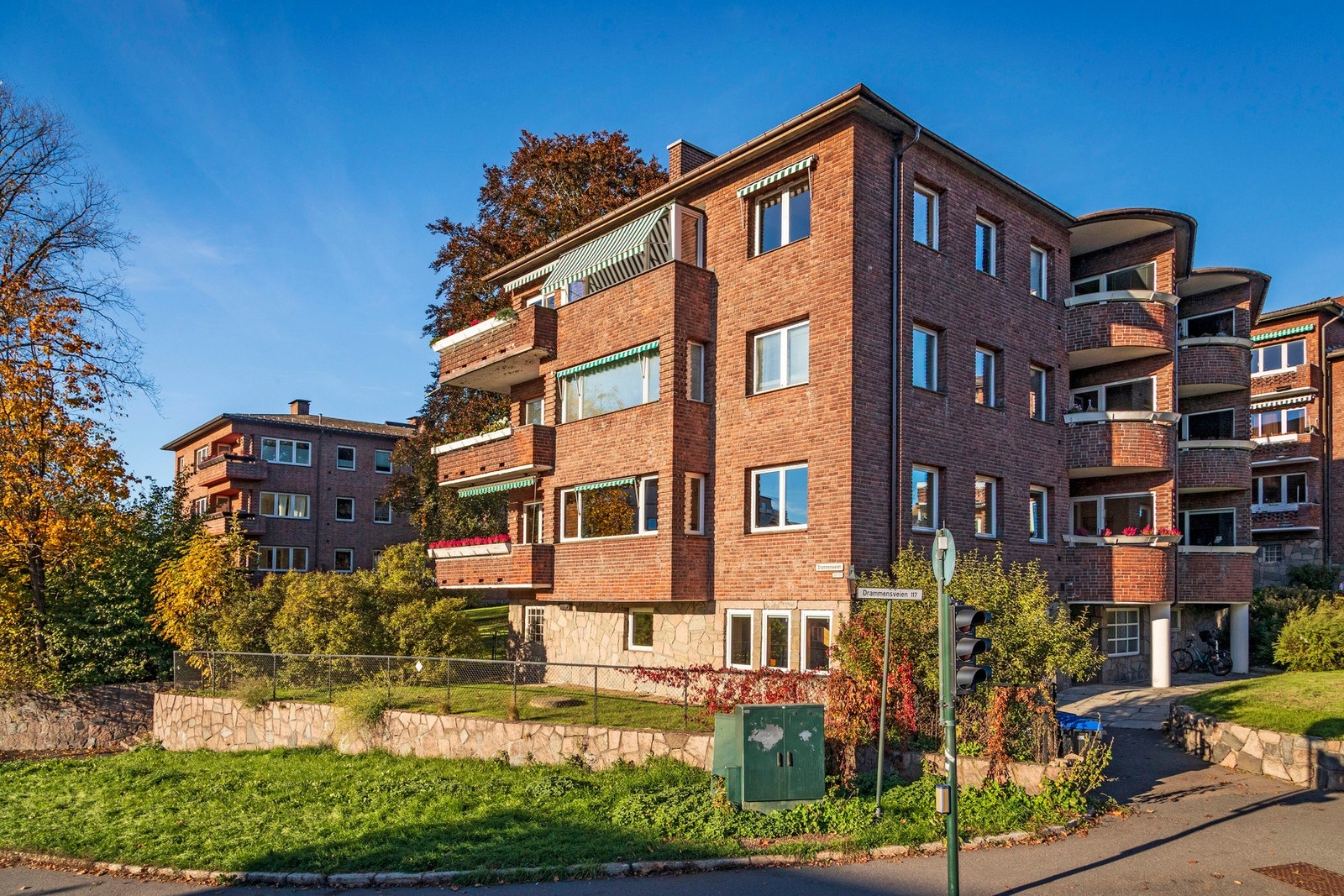 Lys leilighet over to plan med to balkonger. Galleribilde