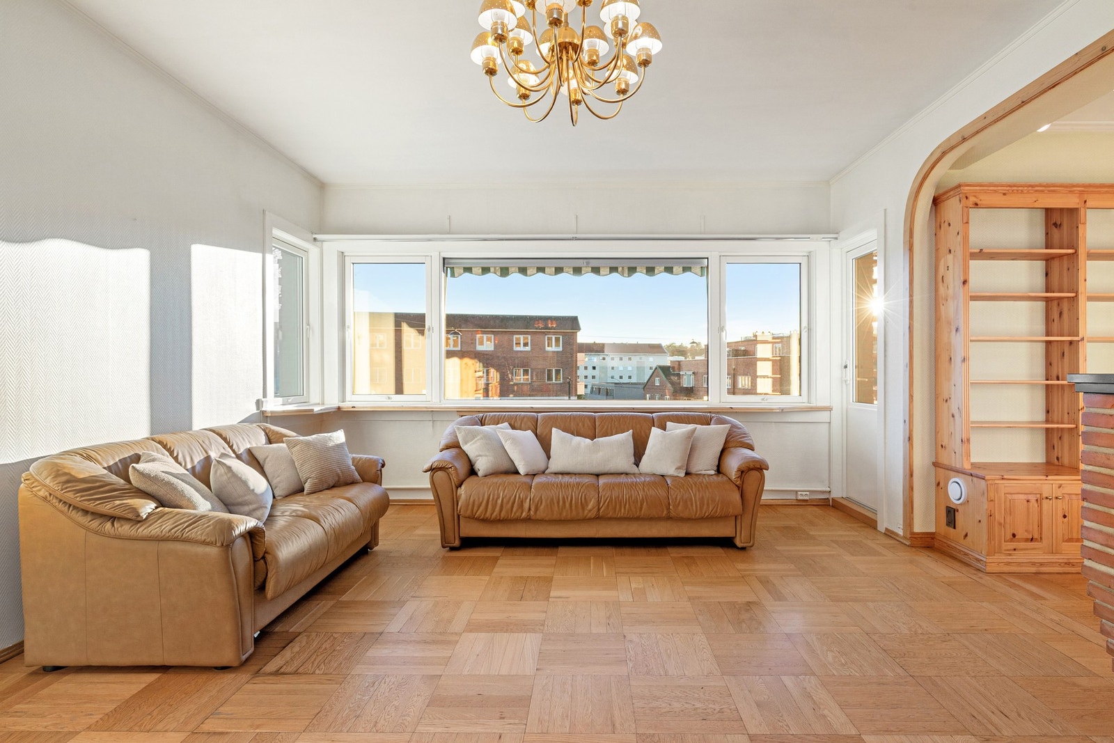 Lys stue med peis og utgang til balkong. God takhøyde på 2,76 meter. Galleribilde