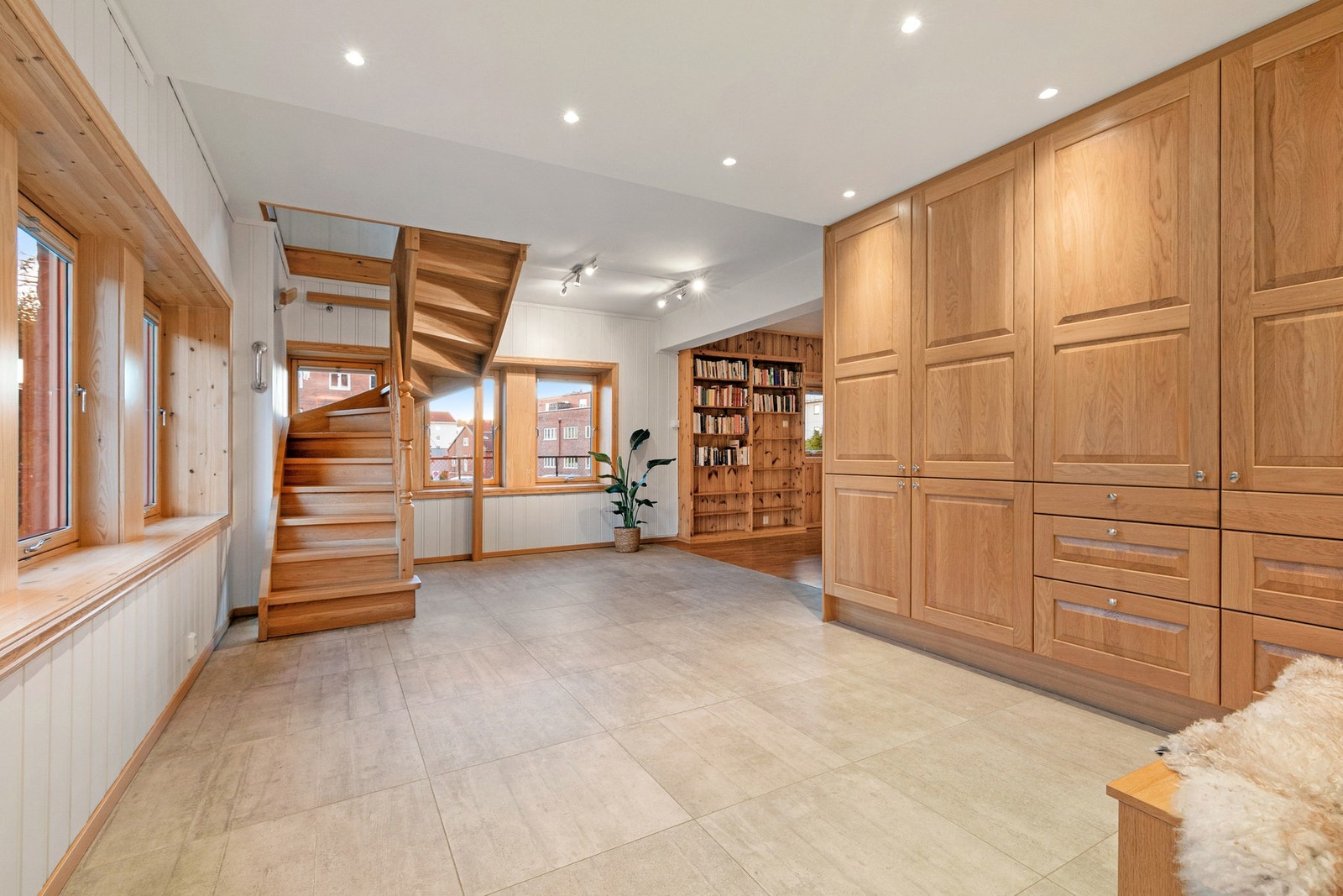 Romslig hall med garderobeskap. Galleribilde