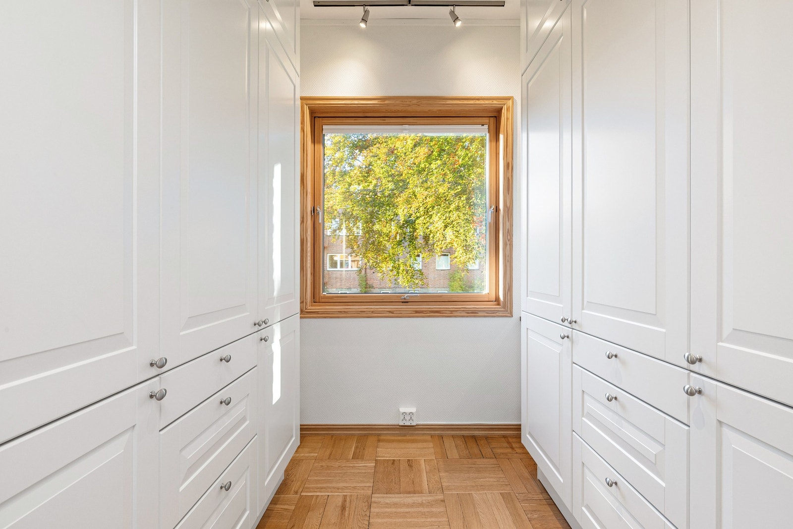 Stort garderoberom med rikelig oppbevaringsplass. Galleribilde