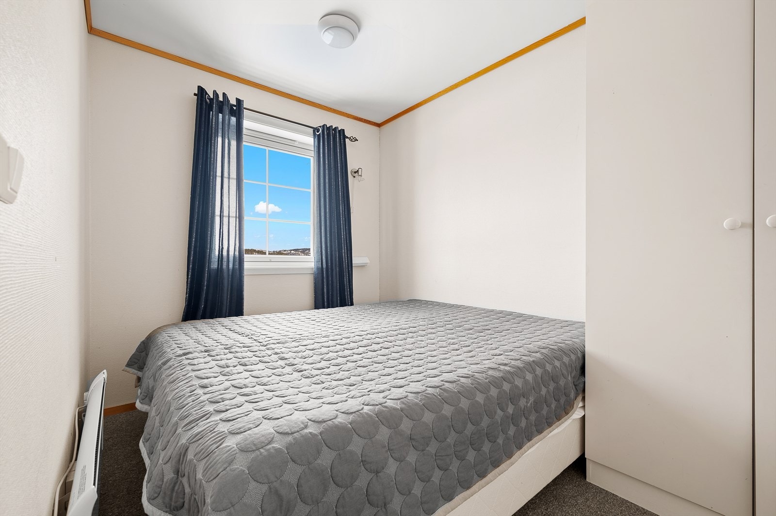 Leiligheten har 3 soverom. Alle har teppe på gulv, tapet på vegg og garderobeskap. Galleribilde