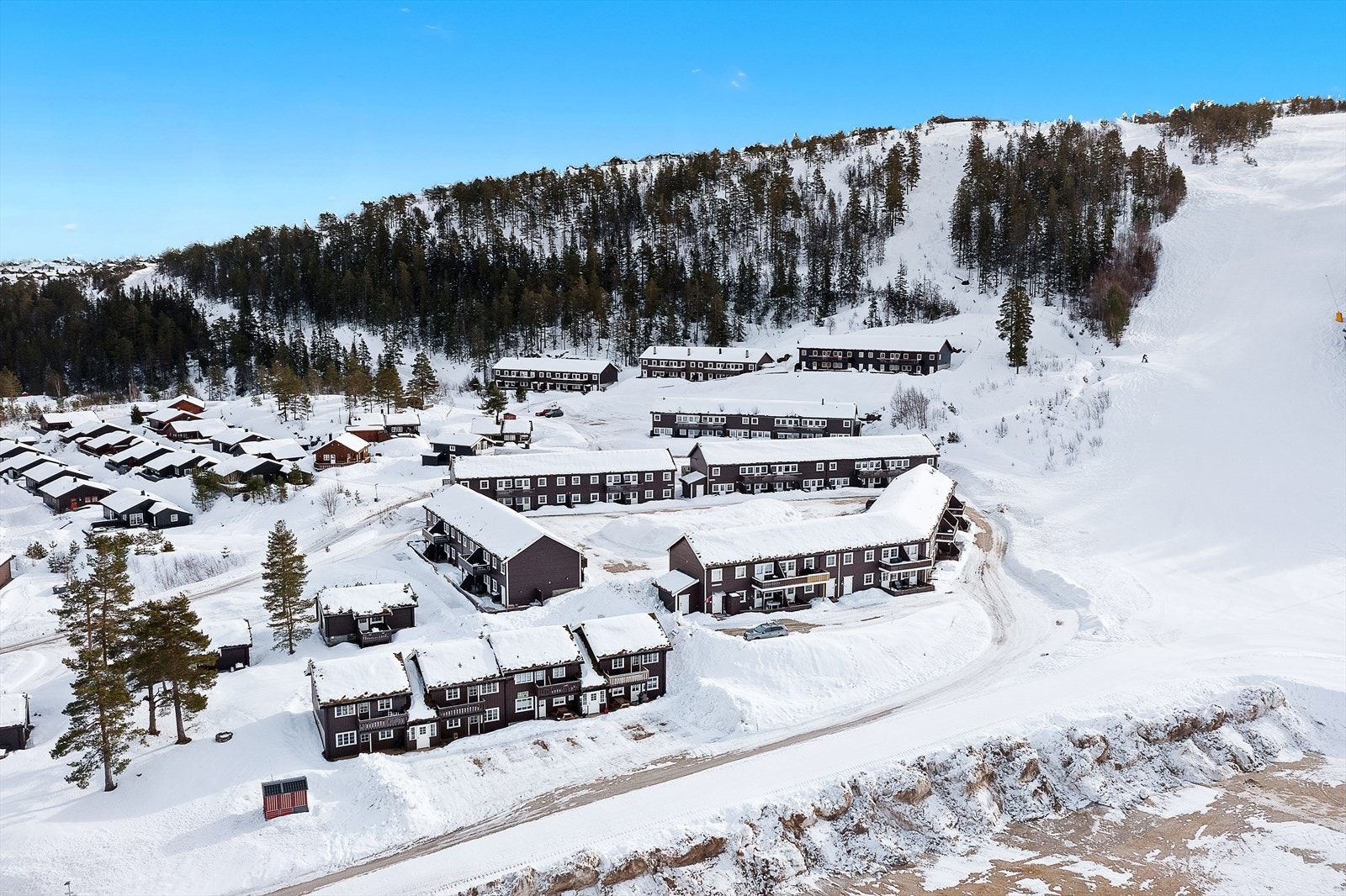Felleseiet tomt på 777 kvm, tomten består i hovedsak av bygningen og terrasser. Kun få meter fra alpinbakken. Galleribilde