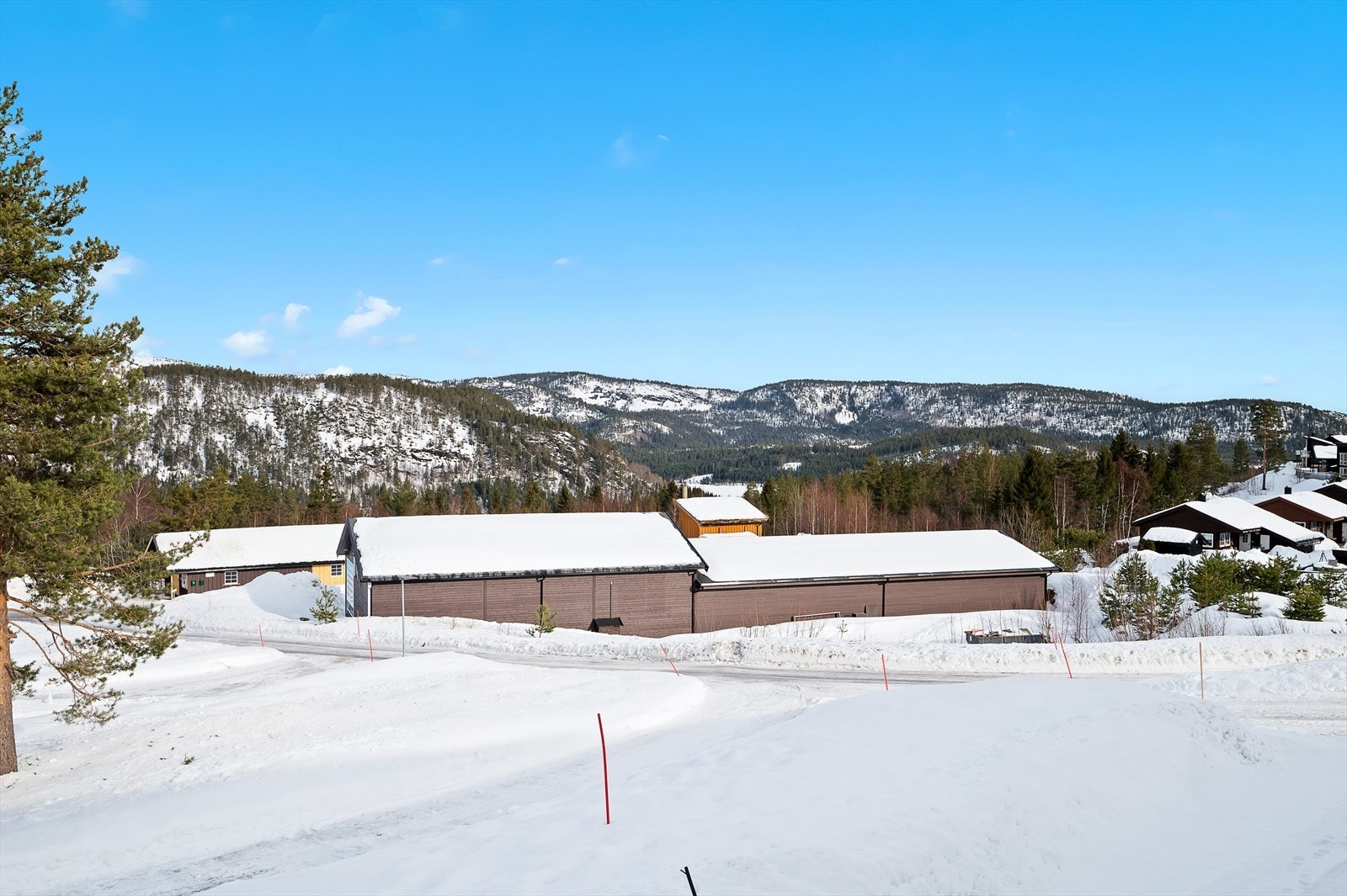 Felleseiet tomt på 777 kvm, tomten består i hovedsak av bygningen og terrasser. Kun få meter fra alpinbakken. Galleribilde