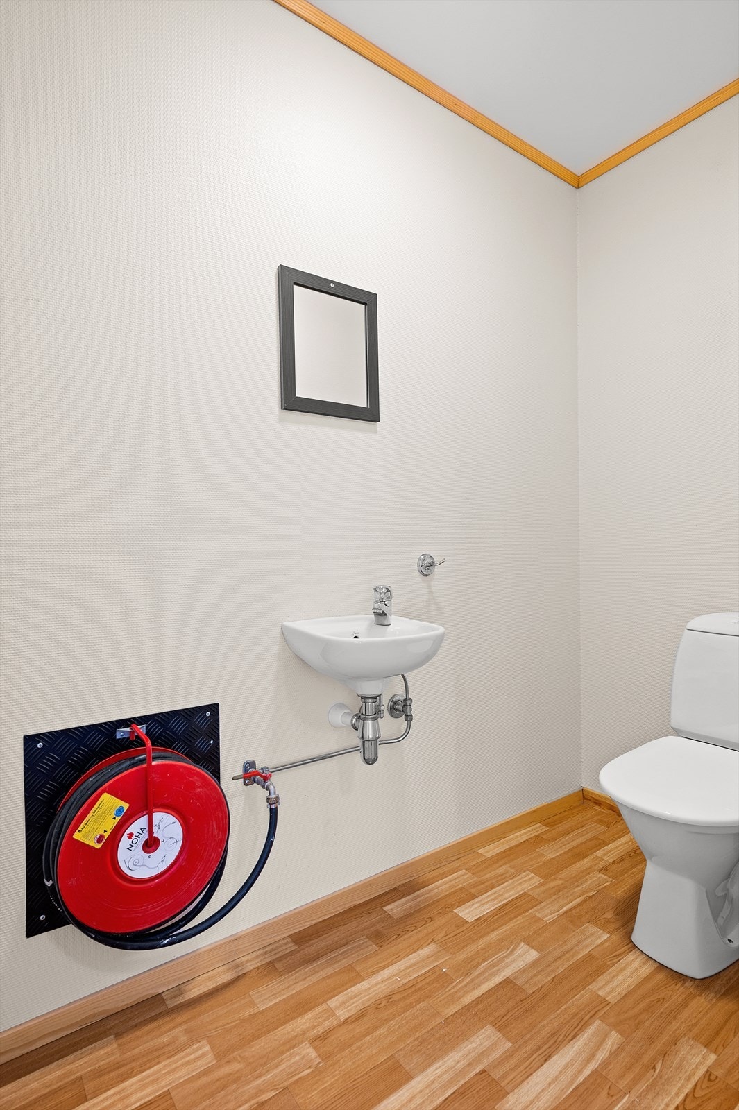 Toalettrom innehar wc og servant. Her er det belegg på gulv. Galleribilde