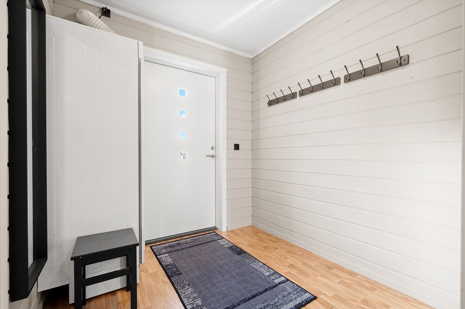 Hallen har belegg på gulv, og er utstyrt med tørkeskap. Galleribilde