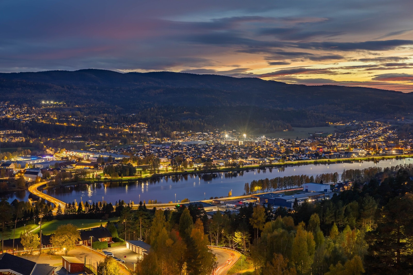 Det er god utsikt til Drammenselven, Mjøndalen og oppover Eikerbygdene. Galleribilde