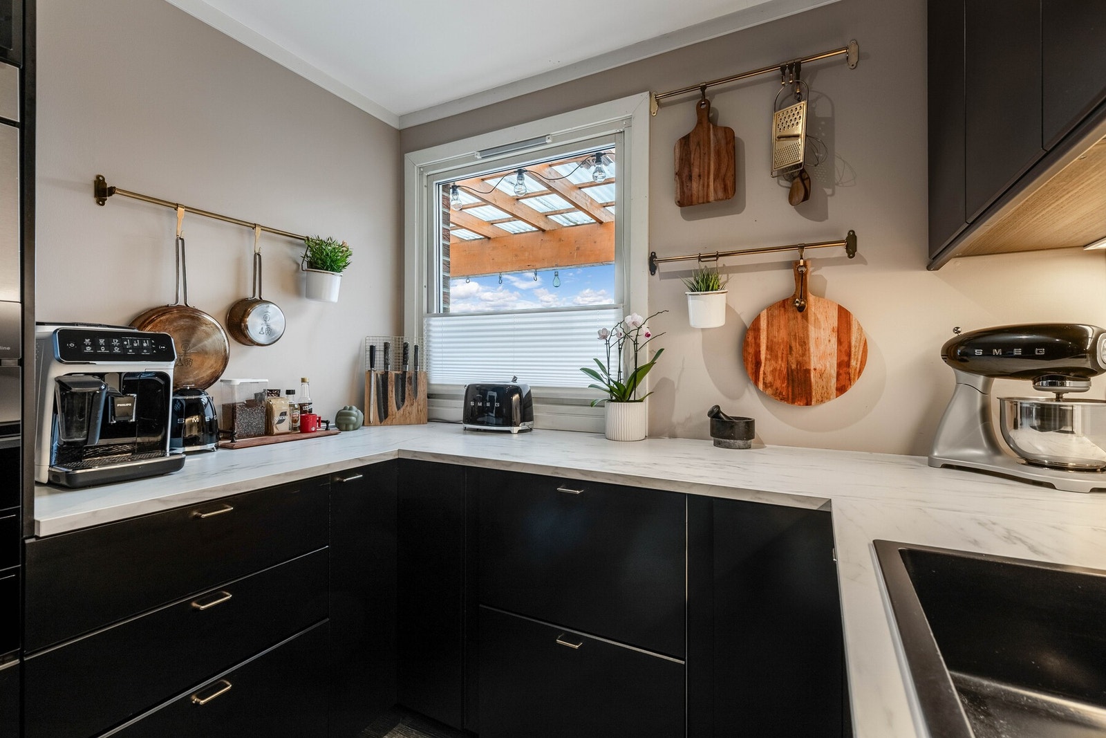 Arbeidsflaten er praktisk utformet med god plass til både matlaging og oppbevaring, og det er lagt vekt på en effektiv utnyttelse av rommet. Galleribilde