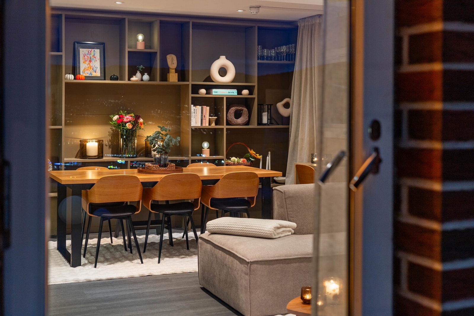 Det er utgang fra stuen til terrassen. Galleribilde