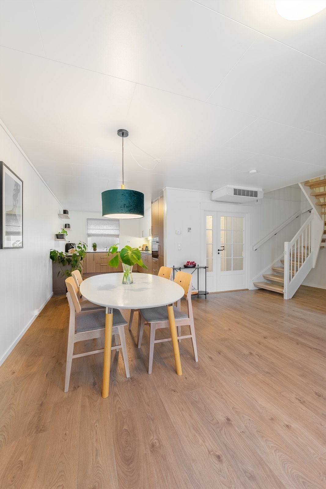 Oppvarming i boligen er fjernvarme som betales via felleskostnader. Galleribilde