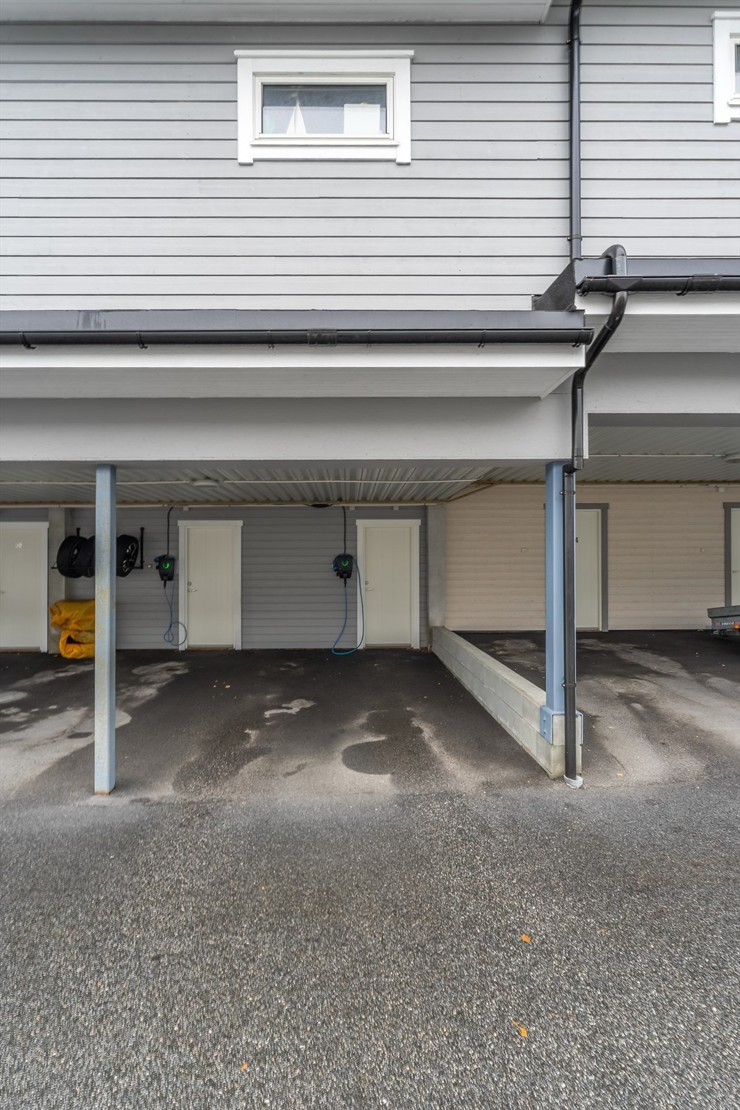 Carport med el-bil lader og sportsbod. Galleribilde