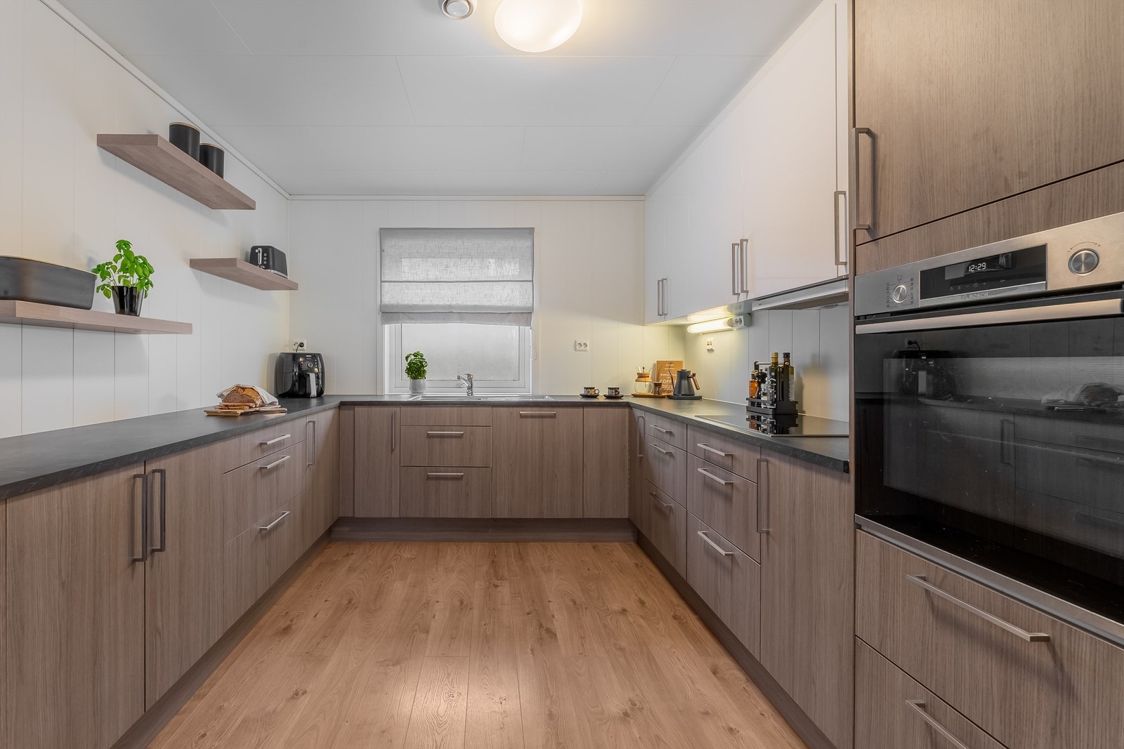 Flott kjøkken med svært god skap- og benkeplass. Galleribilde