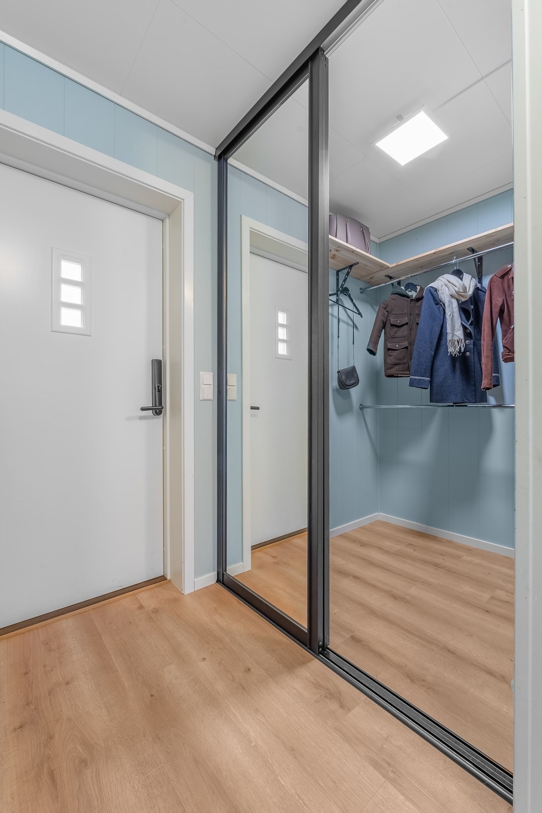 God lagringsplass innenfor skyvedørene. Galleribilde